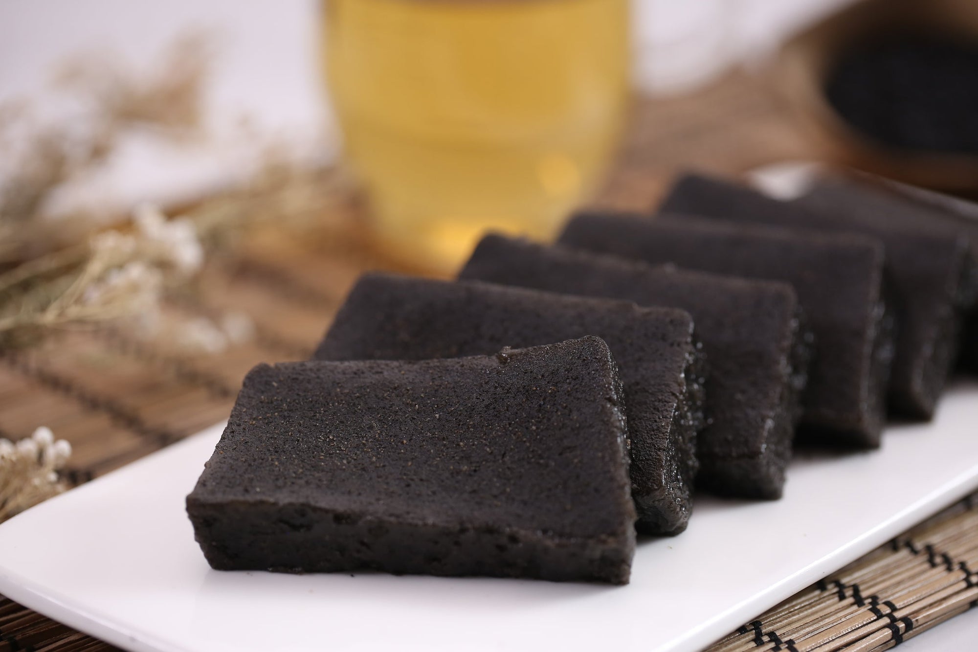 Flan sésame noir dattes grenade riche en fer — recette anti-anémie — Maison Kå