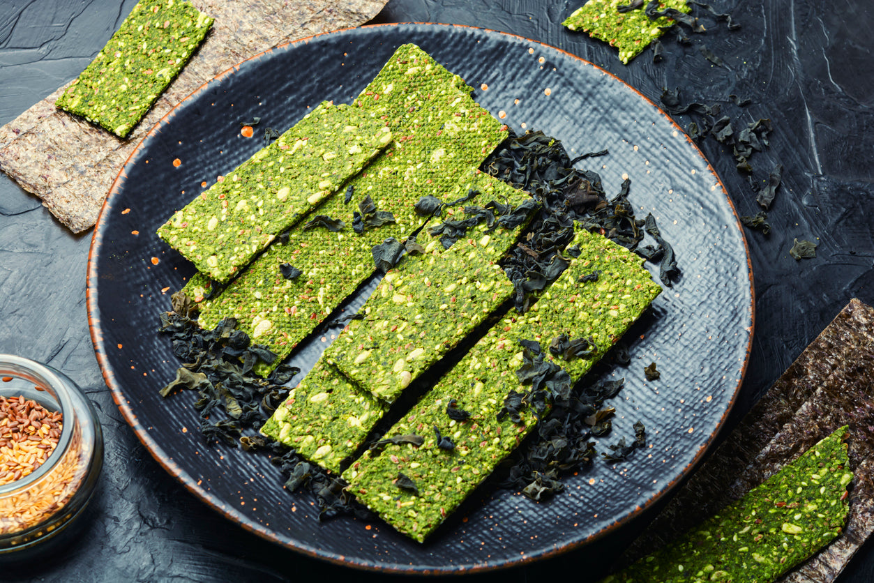 Crackers spiruline sésame maison — riches en fer et calcium — Maison Kå