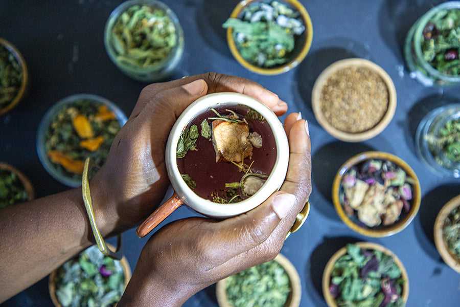 Une tasse de tisane Maison Kå entre les mains